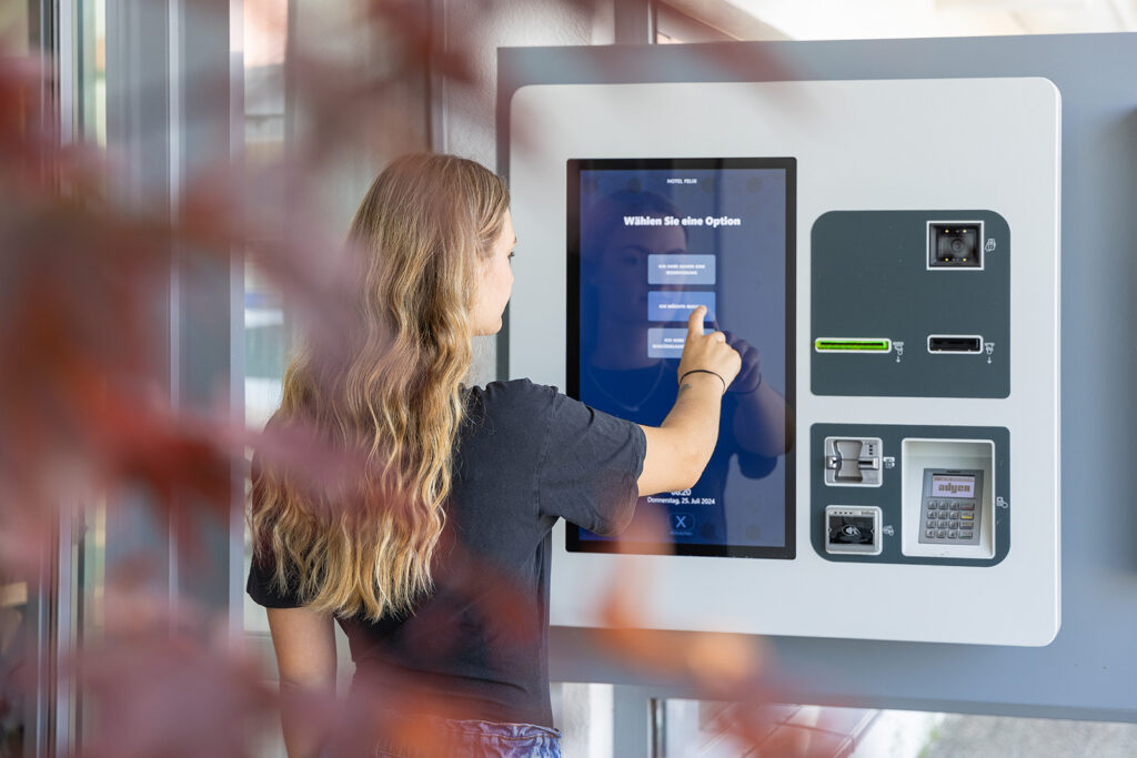 Self-Check-In am Hotel: Vergessen Sie lange Wartezeiten, unnötigen Papierkram und komplizierte Personalplanung – mit dem Checkin-Kiosk checken Ihre Gäste schnell und komplett kontaktlos ein.