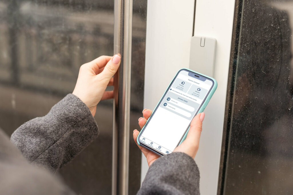 Mit der digitalen Türöffnung öffnen Gäste das Hotelzimmer kontaktlos per Smartphone mit dem digitalen Schlüssel des Gäste Accounts.